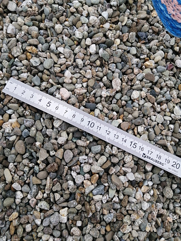 Kamenclub.ru: Галька речная окат (серая) фр.3-5 мм купить  в Мариуполе галька речная серая бежевый темно-серый окатанный речной камень округлый 9500 руб/т   фото КАМЕНЬ КЛУБ