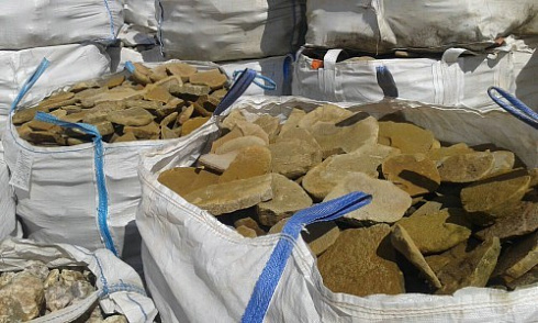 Kamenclub.ru: Песчаник колотый для облицовки (фр. 2-3 см)  купить в Мариуполе песчаник бежевый серый рыжий песчаник строительный 5000 руб/т   фото КАМЕНЬ КЛУБ