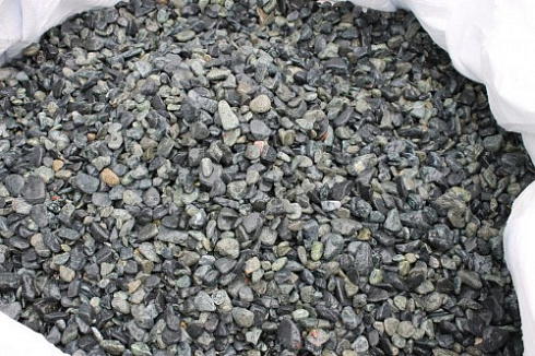 Kamenclub.ru: Щебень галтованный зеленый (змеевик) фр. 20-40 мм.  купить в Мариуполе мрамор зеленый, салатовый оголтованный щебень мраморный 12500 руб/т   фото КАМЕНЬ КЛУБ