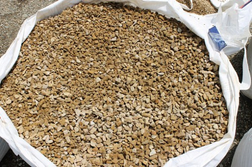 Kamenclub.ru: Щебень крошка желтый (песчаник) фр. 10-20 мм.  купить в Мариуполе песчаник бежевый, серый, рыжий декоративный ландшафтный щебень колотый 9500 руб/т   фото КАМЕНЬ КЛУБ