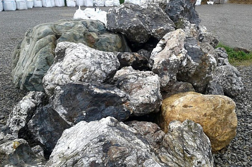 Kamenclub.ru: Черный гранит - кварцит фр. 100-500 мм.  купить в Мариуполе мрамор гранит черный с белыми прожилками, серый, белый валун скальный колотый 7000 руб/т   фото КАМЕНЬ КЛУБ