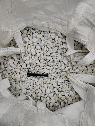 Kamenclub.ru: Мраморная крошка (щебень галтованный белый) фр.40-70 мм.  купить в Мариуполе мрамор белый молочный айвори окатанный округлый природный камень 17000 руб/т   фото КАМЕНЬ КЛУБ