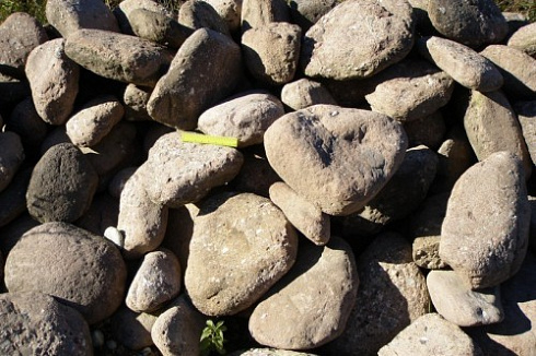 Kamenclub.ru: Конгломераты фр. 300-1000 мм.  купить в Мариуполе кварц мрамор диабаз коричневый, серый зеленоватый речной валун крупный 6500 руб/т   фото КАМЕНЬ КЛУБ