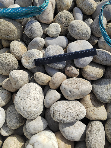 Kamenclub.ru: Галька речная окат (серо-белая) фр. 70-120 мм купить  в Мариуполе галька галечник бело-серая, серо-белая, серая, белая речная природная галька  8000 руб/т   фото КАМЕНЬ КЛУБ