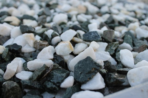 Kamenclub.ru: Мраморная крошка (щебень крошка микс: белый-зеленый) фр. 10-20 мм.  купить в Мариуполе мрамор белый, зеленый каменная ландшафтная декоративная крошка щебня 9500 руб/т   фото КАМЕНЬ КЛУБ