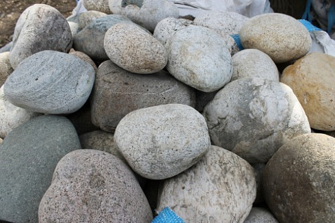Kamenclub.ru: Речной валун (Ассорти) фр.100-300 мм.  купить в Мариуполе галечник серый, темно-серый, светло-серый речная галька крупных размеров 4200 руб/т   фото КАМЕНЬ КЛУБ