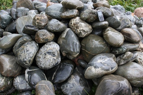 Kamenclub.ru: Валунчик Паутинник фр.100-300 мм  купить в Мариуполе крупный природный камень галечник темно-серый с прожилками белый черный речной валунчик 5000 руб/т   фото КАМЕНЬ КЛУБ