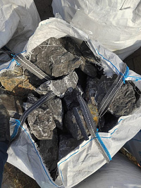 Kamenclub.ru: Черный мрамор скальник фр. 100-500 мм.  купить в Мариуполе мрамор черный белый серый крупный колотый валун ландшафтный 8500 руб/т   фото КАМЕНЬ КЛУБ