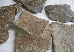 Kamenclub.ru: Песчаник пластушка "фонтанка" серо-зеленая (3,0-5,0 см)  купить в Мариуполе песчаник серо-зеленая колотые плитки облицовочные пластушки 11400 руб/м3   фото КАМЕНЬ КЛУБ