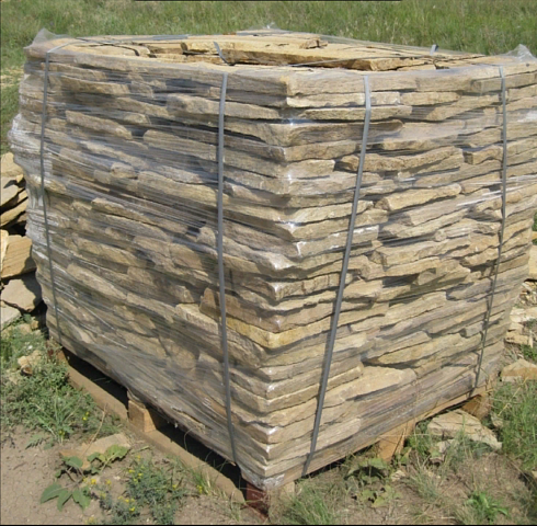 Kamenclub.ru: Песчаник пластушка желтый с рисунком (3 см)  купить в Мариуполе песчаник желтый с рисунком, рыжий, желтый песчаник пластушка ландшафтная рваная 8 500 руб/м3   фото КАМЕНЬ КЛУБ