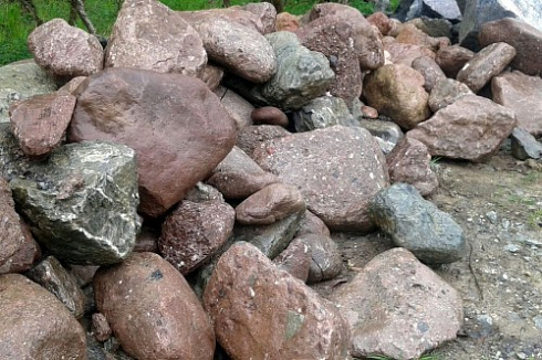 Kamenclub.ru: Конгломераты фр. 300-1000 мм.  купить в Мариуполе кварц мрамор диабаз коричневый, серый зеленоватый речной валун крупный 6500 руб/т   фото КАМЕНЬ КЛУБ