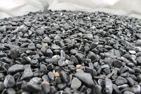 Kamenclub.ru: Щебень галтованный черный (мрамор) фр.10-20 мм.  купить в Мариуполе мрамор черный с белыми прожилками, черный, белый окатанный округлый ландшафтный декоративный щебень 15000 руб/т   фото КАМЕНЬ КЛУБ