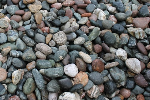 Kamenclub.ru: Галька окат (цветная картошка) фр. 50-100 мм. купить  в Мариуполе галька природная окатанная серый белый цветной синий темно-серый коричневый округлый галечник окатанный 6800 руб/т   фото КАМЕНЬ КЛУБ