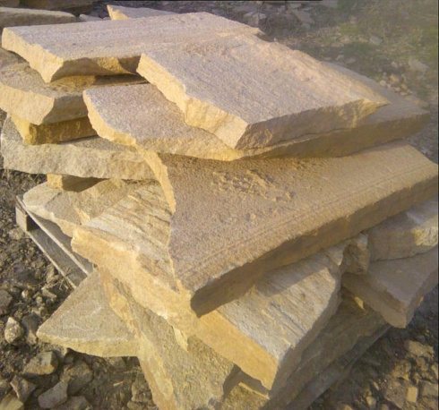 Kamenclub.ru: Форматный камень (плаха) пошаговая дорожка от 70-150 см (4 -12 см)  купить в Мариуполе плитняк  форматный плаха желтый песчаник 9 000 руб/т   фото КАМЕНЬ КЛУБ