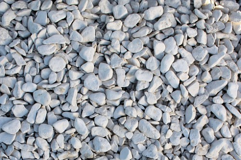 Kamenclub.ru: Щебень галтованный белый (мрамор) фр.5-10 мм.  купить в Мариуполе мрамор белый, айвори, молочный каменная мраморная декоративная ландшафтная крошка 17000 руб/т   фото КАМЕНЬ КЛУБ