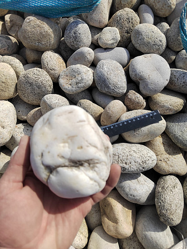 Kamenclub.ru: Галька речная окат (серо-белая) фр. 70-120 мм купить  в Мариуполе галька галечник бело-серая, серо-белая, серая, белая речная природная галька  8000 руб/т   фото КАМЕНЬ КЛУБ