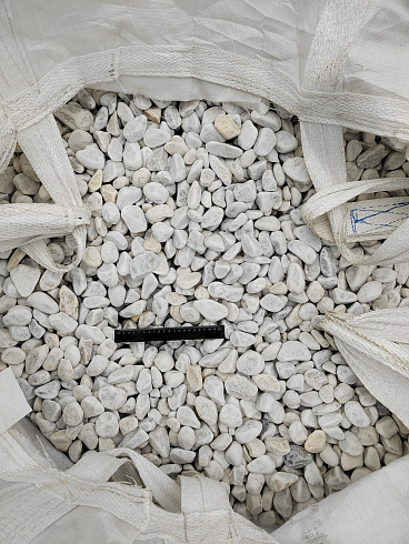 Kamenclub.ru: Мраморная крошка (щебень галтованный белый) фр.40-70 мм.  купить в Мариуполе мрамор белый молочный айвори окатанный округлый природный камень 17000 руб/т   фото КАМЕНЬ КЛУБ