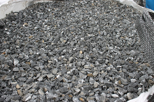 Kamenclub.ru: Щебень крошка черный (мрамор) фр. 20-40 мм.  купить в Мариуполе мрамор черный с белыми прожилками мраморная каменная крошка 11000 руб/т   фото КАМЕНЬ КЛУБ