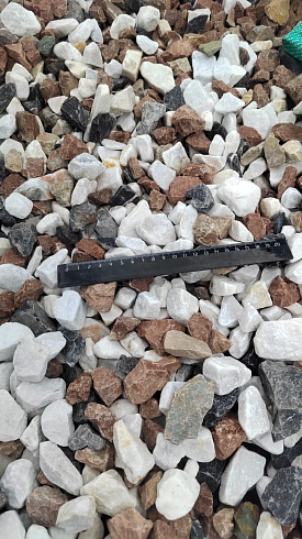 Kamenclub.ru: Мраморная крошка (щебень крошка микс : белый-черный-розовый) фр. 20-40 мм.  купить в Мариуполе мрамор белый, черный, розовый декоративная ландшафтная крошка 12000 руб/т   фото КАМЕНЬ КЛУБ