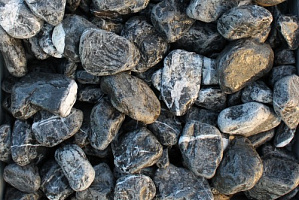 Kamenclub.ru: Щебень галтованный черный (мрамор) фр. 50-100 мм.  купить в Мариуполе мрамор черный с белыми прожилками щебень ландшафтный мраморный 15000 руб/т   фото КАМЕНЬ КЛУБ