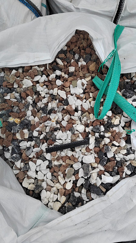 Kamenclub.ru: Мраморная крошка (щебень крошка микс : белый-черный-розовый) фр. 20-40 мм.  купить в Мариуполе мрамор белый, черный, розовый декоративная ландшафтная крошка 12000 руб/т   фото КАМЕНЬ КЛУБ