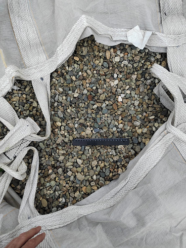 Kamenclub.ru: Галька речная окат (серая) фр.10-20 мм купить  в Мариуполе галька речная серая, серый, темно-серый, светло-серый, коричневый ландшафтная декоративная речная окатанная округлая галька 5000 руб/т   фото КАМЕНЬ КЛУБ