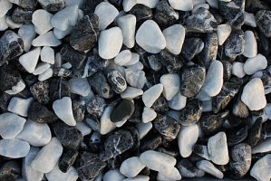 Kamenclub.ru: Мраморная крошка (щебень галтованный микс:белый-черный) фр.40-70 мм.  купить в Мариуполе мрамор белый, черный айвори серый галтовка природного камня 15500 руб/т   фото КАМЕНЬ КЛУБ