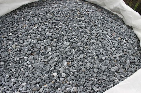 Kamenclub.ru: Щебень галтованный черный (мрамор) фр.10-20 мм.  купить в Мариуполе мрамор черный с белыми прожилками, черный, белый окатанный округлый ландшафтный декоративный щебень 15000 руб/т   фото КАМЕНЬ КЛУБ