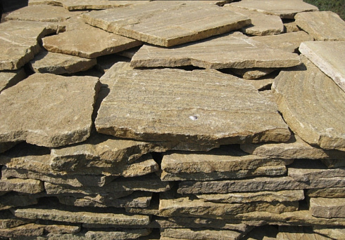 Kamenclub.ru: Песчаник пластушка желтый с рисунком (3 см)  купить в Мариуполе песчаник желтый с рисунком, рыжий, желтый песчаник пластушка ландшафтная рваная 8 500 руб/м3   фото КАМЕНЬ КЛУБ