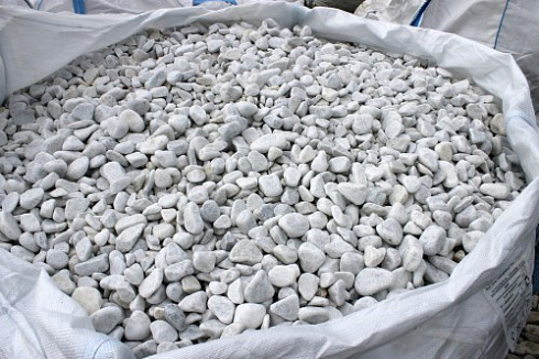 Kamenclub.ru: Мраморная крошка (щебень галтованный белый), фр.20-40 мм.  купить в Мариуполе мрамор белый бежевый молочный мраморный щебень декоративный 17000 руб/т   фото КАМЕНЬ КЛУБ