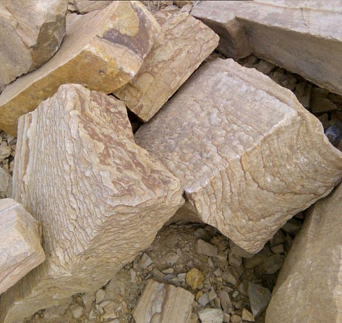 Kamenclub.ru: Песчаник пластушка желтый с рисунком (7-15 см)  купить в Мариуполе плитняк - пластушка - бут желтый песчаник 10200 руб/м3   фото КАМЕНЬ КЛУБ