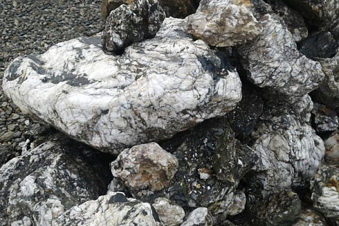 Kamenclub.ru: Черный гранит - кварцит фр. 100-500 мм.  купить в Мариуполе мрамор гранит черный с белыми прожилками, серый, белый валун скальный колотый 7000 руб/т   фото КАМЕНЬ КЛУБ