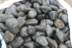 Kamenclub.ru: Темно-серый валунчик фр.100-300 мм.  купить в Мариуполе крупный природный камень серый, темно-серый, светло-серый речная галька большого размера окатанная 4500 руб/т   фото КАМЕНЬ КЛУБ
