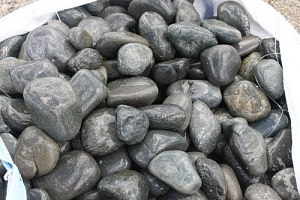 Kamenclub.ru: Темно-серый валунчик фр.100-300 мм.  купить в Мариуполе крупный природный камень серый, темно-серый, светло-серый речная галька большого размера окатанная 4500 руб/т   фото КАМЕНЬ КЛУБ