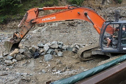 Kamenclub.ru: Гранит скальник (серо-зеленый) фр. 100-500 мм.  купить в Мариуполе гранит зеленый, серый, салатовый крупный ландшафтный валун 6 000 руб/т   фото КАМЕНЬ КЛУБ