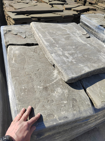 Kamenclub.ru: Песчаник пластушка галтованная светло-серая (3,0 см)  купить в Мариуполе песчаник светло-серый, серый ландшафтный камень рваный колотый 21000 руб/м3   фото КАМЕНЬ КЛУБ