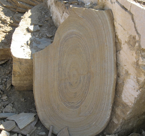 Kamenclub.ru: Форматный камень (плаха) пошаговая дорожка от 70-150 см (4 -12 см)  купить в Мариуполе плитняк  форматный плаха желтый песчаник 9 000 руб/т   фото КАМЕНЬ КЛУБ