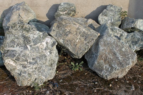 Kamenclub.ru: Змеевик скальник фр. 500-1500 мм.  купить в Мариуполе змеевик зеленый серый черный глыба скальная колотая 7500 руб/т   фото КАМЕНЬ КЛУБ