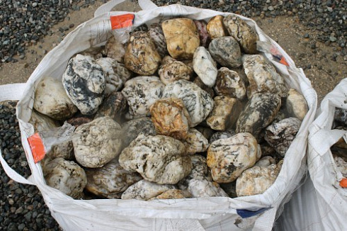 Kamenclub.ru: Кварцевый валунчик фр.100-300 мм.  купить в Мариуполе кварц белый, бежевый молочный рыжий крупный природный камень галечник 7850 руб/т   фото КАМЕНЬ КЛУБ