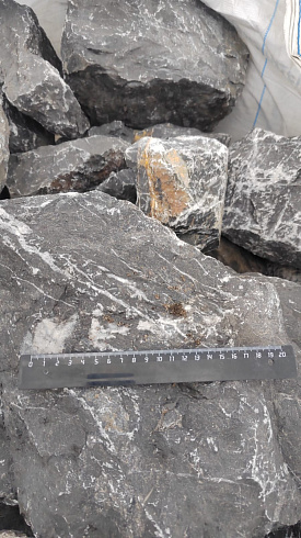 Kamenclub.ru: Черный мрамор скальник фр. 100-500 мм.  купить в Мариуполе мрамор черный белый серый крупный колотый валун ландшафтный 8500 руб/т   фото КАМЕНЬ КЛУБ