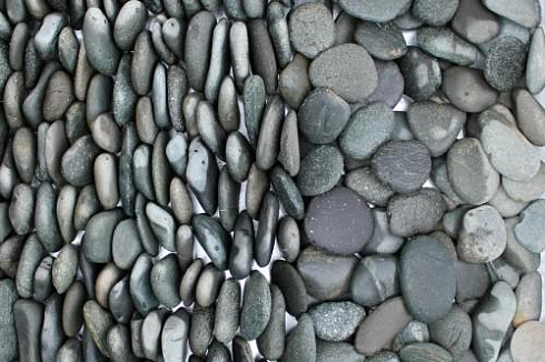 Kamenclub.ru: Галька речная плоская (темно-серая) фр. 70-150 мм. купить  в Мариуполе галечник природный темно-серый серый синий речная плоская природная окатанная  9000 руб/т   фото КАМЕНЬ КЛУБ