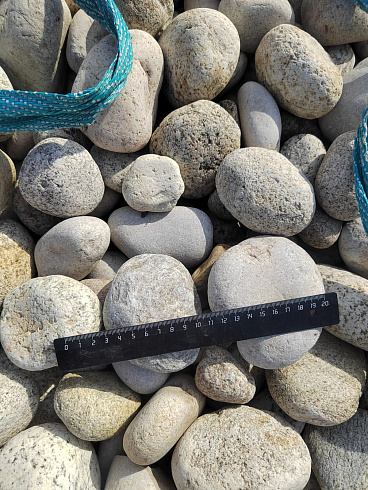 Kamenclub.ru: Галька речная окат (серо-белая) фр. 70-120 мм купить  в Мариуполе галька галечник бело-серая, серо-белая, серая, белая речная природная галька  8000 руб/т   фото КАМЕНЬ КЛУБ