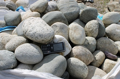 Kamenclub.ru: Речной валун (Ассорти) фр.100-300 мм.  купить в Мариуполе галечник серый, темно-серый, светло-серый речная галька крупных размеров 4200 руб/т   фото КАМЕНЬ КЛУБ