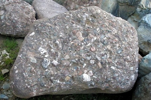 Kamenclub.ru: Конгломераты фр. 300-1000 мм.  купить в Мариуполе кварц мрамор диабаз коричневый, серый зеленоватый речной валун крупный 6500 руб/т   фото КАМЕНЬ КЛУБ