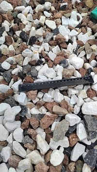 Kamenclub.ru: Мраморная крошка (щебень крошка микс : белый-черный-розовый) фр. 20-40 мм.  купить в Мариуполе мрамор белый, черный, розовый декоративная ландшафтная крошка 12000 руб/т   фото КАМЕНЬ КЛУБ