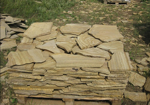 Kamenclub.ru: Песчаник пластушка желтый с разводом под дерево (2 см)  купить в Мариуполе плитняк желтый с разводами, желтый, рыжий, серый песчаник пластушка рваная ландшафтная 11 000 руб/м3   фото КАМЕНЬ КЛУБ