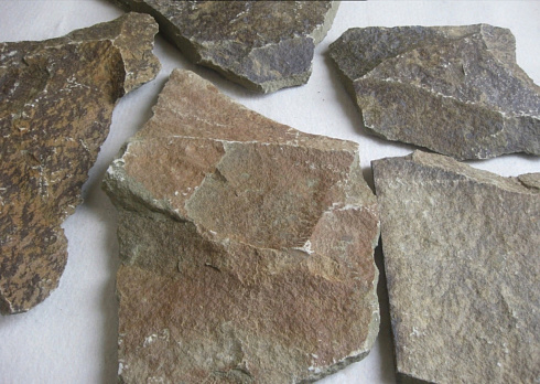 Kamenclub.ru: Песчаник пластушка "фонтанка" серо-зеленая (3,0-5,0 см)  купить в Мариуполе песчаник серо-зеленая колотые плитки облицовочные пластушки 11400 руб/м3   фото КАМЕНЬ КЛУБ