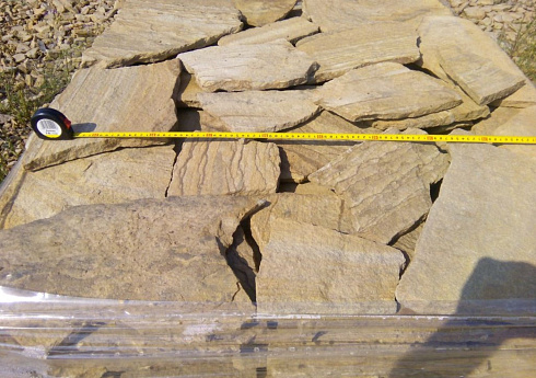 Kamenclub.ru: Песчаник пластушка желтый с разводом под дерево (2 см)  купить в Мариуполе плитняк желтый с разводами, желтый, рыжий, серый песчаник пластушка рваная ландшафтная 11 000 руб/м3   фото КАМЕНЬ КЛУБ