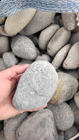 Kamenclub.ru: Галька речная окат (темно-серая) фр. 70-150 мм. купить  в Мариуполе галька речная темно-серая, синяя, серая речная галька округлая  8000 руб/т   фото КАМЕНЬ КЛУБ