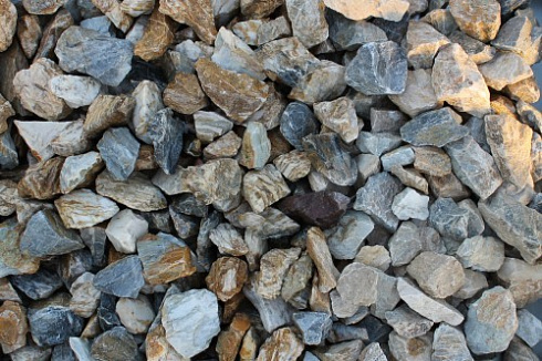 Kamenclub.ru: Мраморная крошка (щебень крошка медовый) фр. 20-40 мм.  купить в Мариуполе мрамор бежевый рыжий желтый ландшафтная мраморная крошка 12000 руб/т   фото КАМЕНЬ КЛУБ